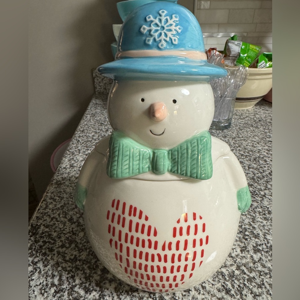 Adorable Valentine’s Snowman cookie jar - excellent used condition